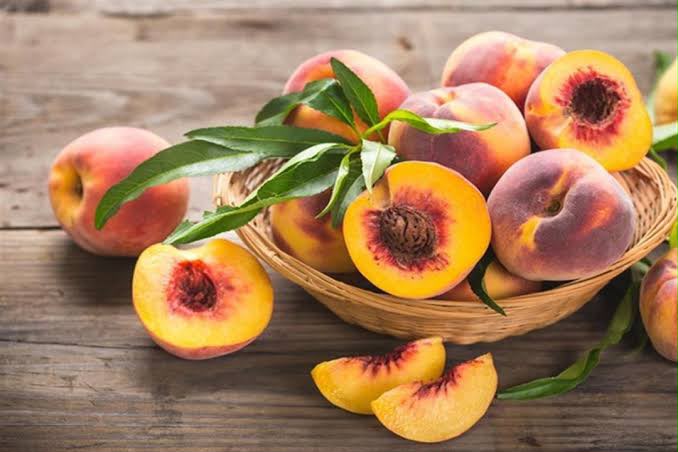 الخوخ في قفص الاتهام.. فاكهة مدلّلة أم كنز صحي لا يعرفه المغاربة؟