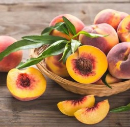 الخوخ في قفص الاتهام.. فاكهة مدلّلة أم كنز صحي لا يعرفه المغاربة؟