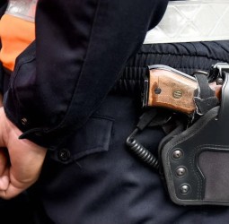 ضابط شرطة ينــ ـهــ ـي حـ ــ ــياته بسـ ـلاحه الوظيفي وسط تحقيق قضائي في شكاية قاصـ ـر