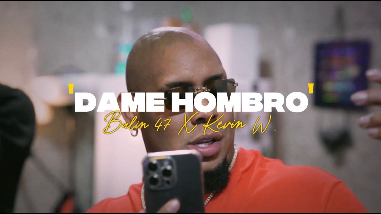 «Dame Hombro».. كيف تحوّلت ارتجالة أمام ملهى بمدريد إلى ظاهرة عالمية؟