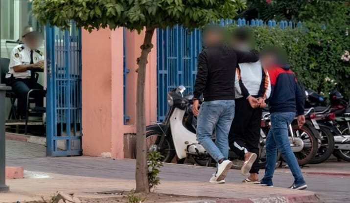 كمين أمني محكم بحي الفخارة  يُطيح بمشتبه فيه ويحجز 18 صفيحة من الشيرا