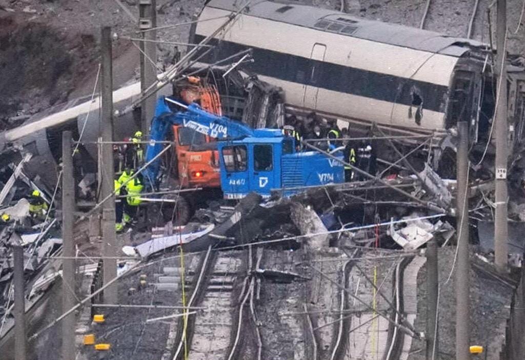 مأساة السكك الحديدية بإسبانيا.. 64 قتيلاً على الأقل في حادث اصطدام قطارين