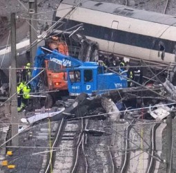 مأساة السكك الحديدية بإسبانيا.. 64 قتيلاً على الأقل في حادث اصطدام قطارين