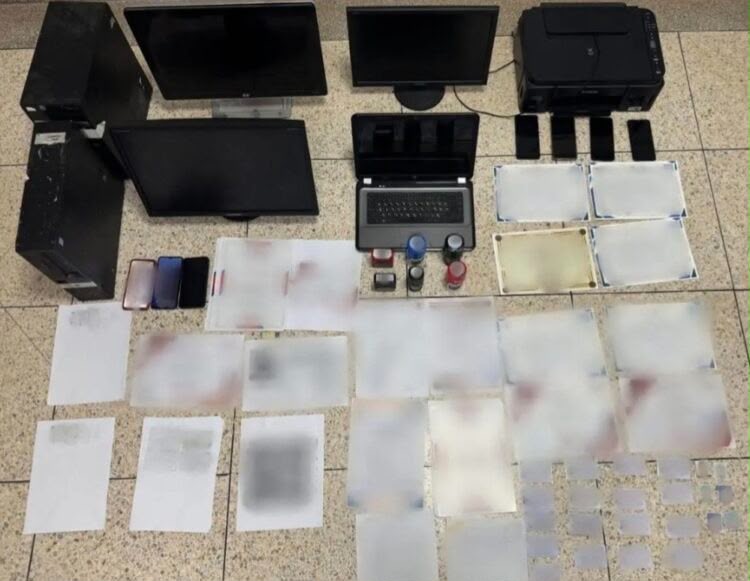 توقيف ثمانية أشخاص وحجز سيارة ودراجتين ناريتين في قضية مرتبطة بلوحة ترقيم مشبوهة