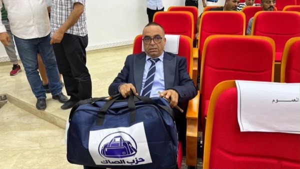 حقيبة «حزب الصاك» تقلب الطاولة على مستشار جماعي بفاس.. تجميد العضوية والإحالة على التأديب