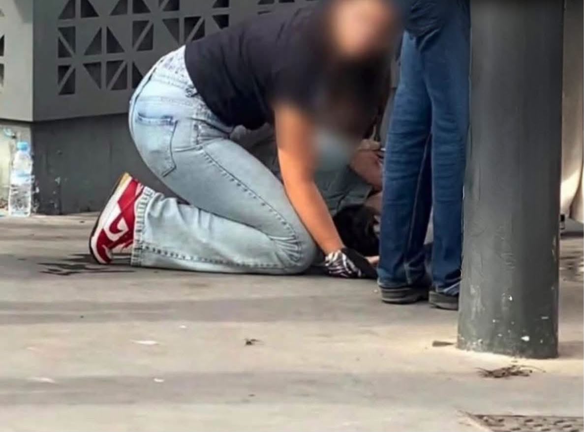 طبيبة شابة تنقذ شاباً من الموت اختناقاً وسط الشارع بالجديدة
