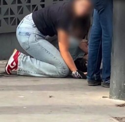 طبيبة شابة تنقذ شاباً من الموت اختناقاً وسط الشارع بالجديدة