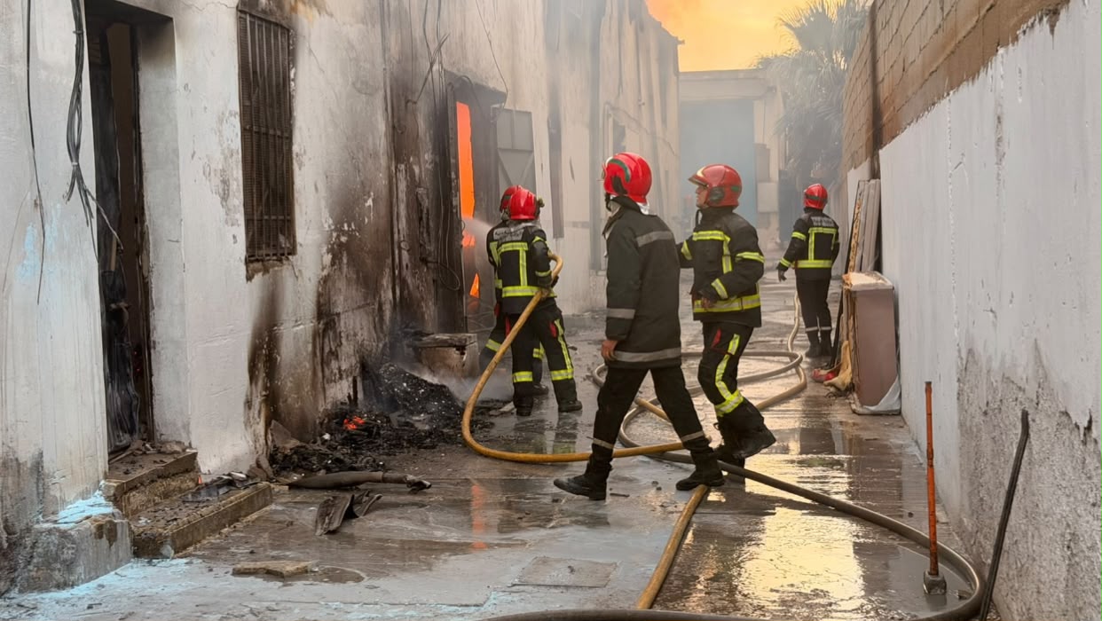 حريق مهول بمصنع للخشب والإسفنج بطنجة ينتهي بوفاة شخص وإصابة آخرين