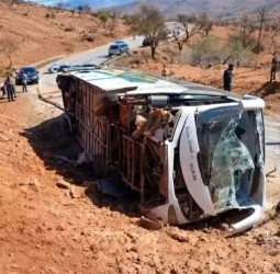 انقلاب حافلة لنقل المسافرين بالمدخل الشرقي يستنفر الدرك الملكي والوقاية المدنية