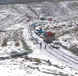 الأطلس يرتدي الأبيض مبكراً.. ثلوج أزوركي تعيد رسم المشهد في أعالي أزيلال