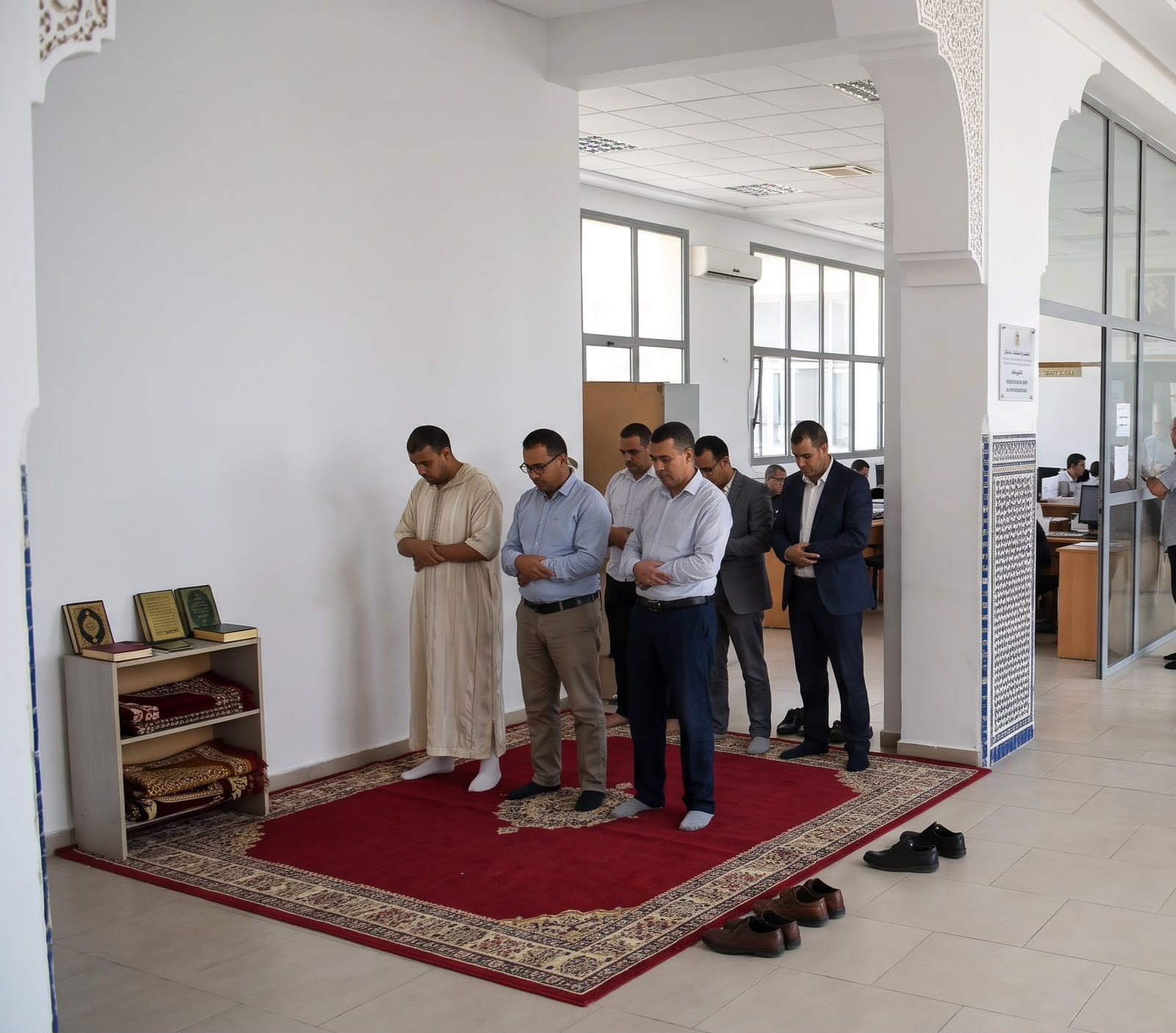 الصلاة أثناء أوقات العمل.. أين تنتهي حرية ممارسة الشعائر الدينية وتبدأ ضوابط الالتزام المهني؟