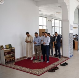 الصلاة أثناء أوقات العمل.. أين تنتهي حرية ممارسة الشعائر الدينية وتبدأ ضوابط الالتزام المهني؟