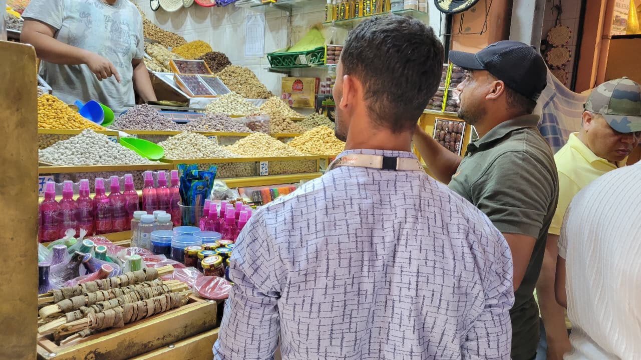 فواكه فاسدة.. غياب النظافة ومخالفات صحية تُسقط محلين تجاريين بمراكش
