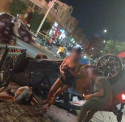 اصطدام قوي يقلب سيارة ويصيب سيدة بجروح بليغة قرب ثانوية ابن عباد بمراكش