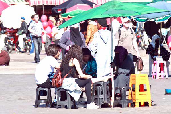 «نقّاشة» بساحة جامع الفنا خلف القضبان.. شكاية مفتش شرطة تقود إلى متابعتها في حالة اعتقال