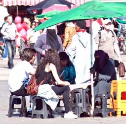 «نقّاشة» بساحة جامع الفنا خلف القضبان.. شكاية مفتش شرطة تقود إلى متابعتها في حالة اعتقال