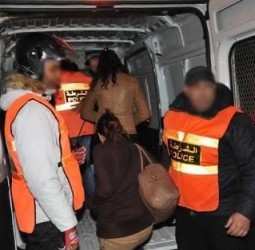 مداهمة أمنية لشقة مشبوهة بحي الفضل تطيح بـ3 أشخاص وتحجز مخدرات ومستلزمات دعارة