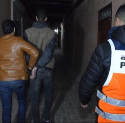شاب في حالة سكر يتسبب في تخريب سيارات بسيدي البرنوصي.. والأمن يتدخل