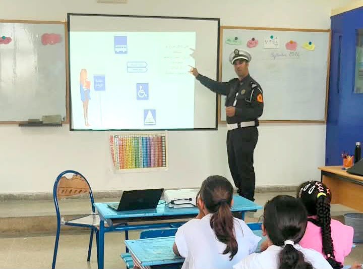 الحسيمة.. الأمن الجهوي ينظم يوماً تحسيسياً بالسلامة الطرقية لفائدة تلاميذ مدرسة «الشاطئ الجميل»