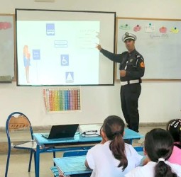 الحسيمة.. الأمن الجهوي ينظم يوماً تحسيسياً بالسلامة الطرقية لفائدة تلاميذ مدرسة «الشاطئ الجميل»