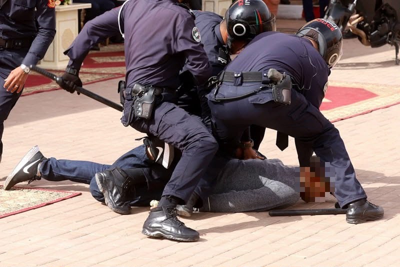 رصاصة تحذيرية بعد هجوم بسكين.. شرطي يصاب في الصدر أثناء توقيف شخص هائج