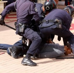 رصاصة تحذيرية بعد هجوم بسكين.. شرطي يصاب في الصدر أثناء توقيف شخص هائج