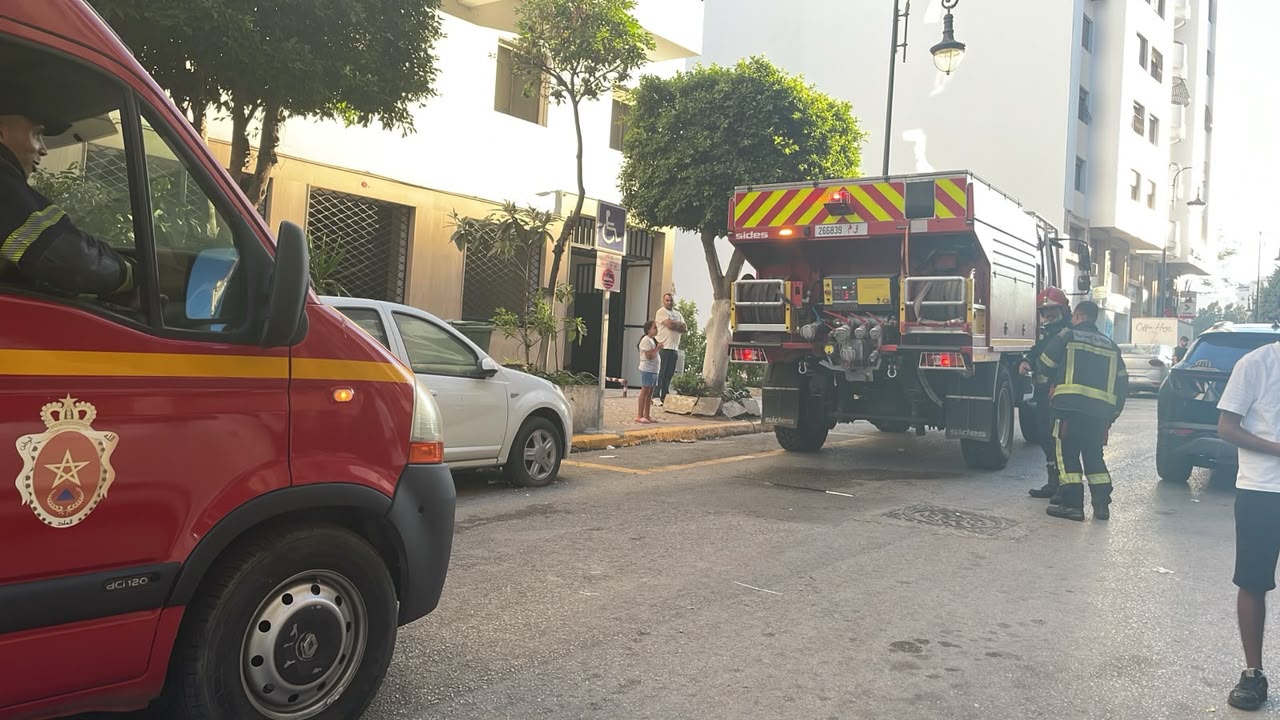 حريق استثنائي بمدخل إقامة سكنية في طنجة يثير الاستنفار دون خسائر