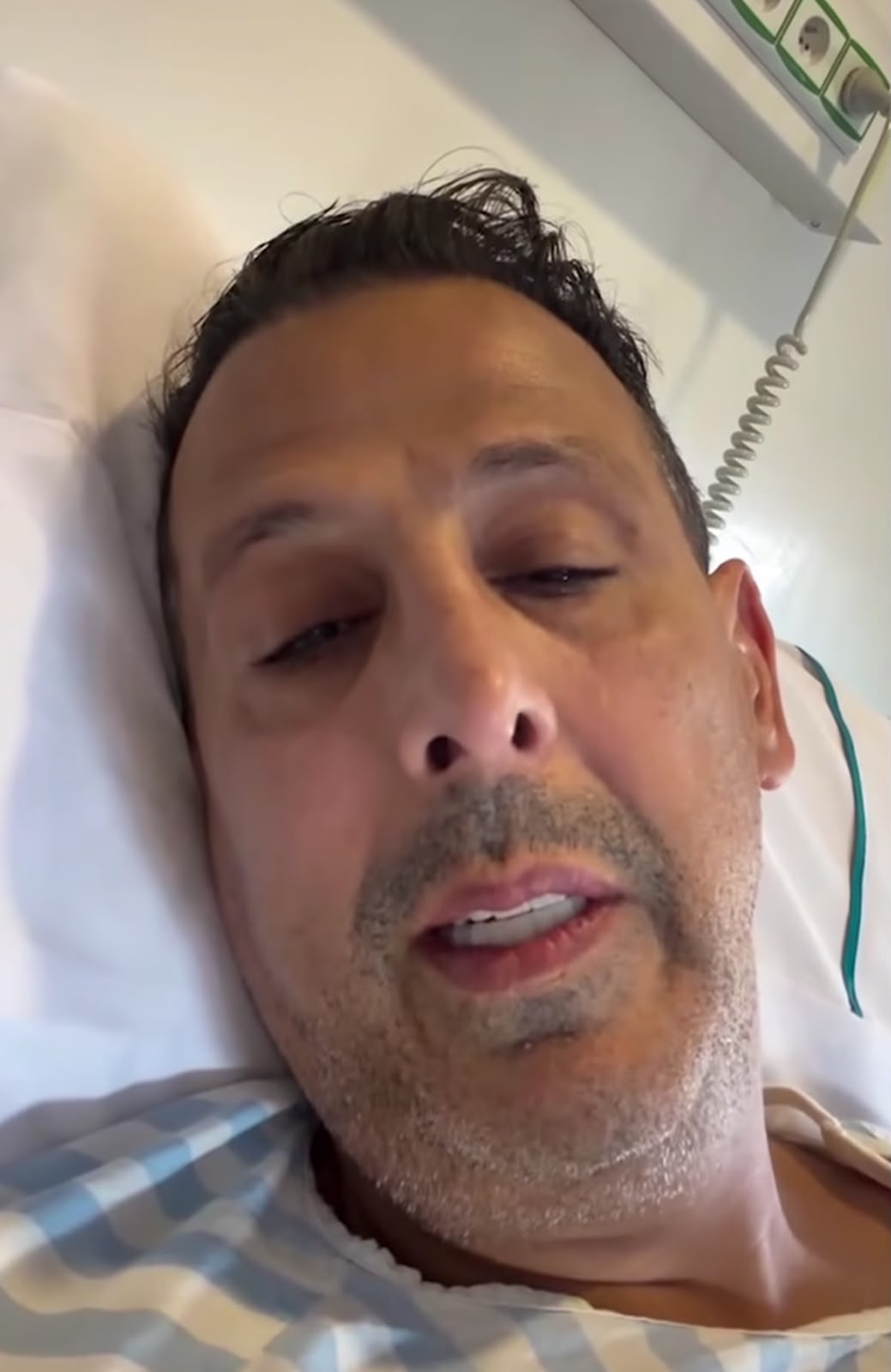 فواكه غير مغسولة وراء وعكة مصطفى لخصم.. البطل العالمي السابق يطمئن المغاربة من داخل مصحة بفاس