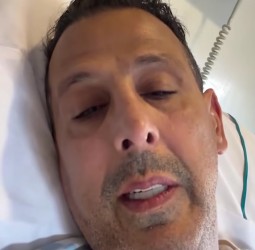 فواكه غير مغسولة وراء وعكة مصطفى لخصم.. البطل العالمي السابق يطمئن المغاربة من داخل مصحة بفاس