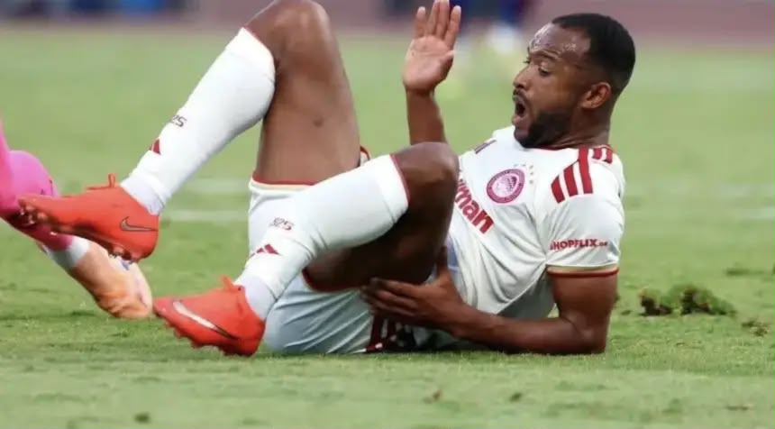أيوب الكعبي خارج الملاعب لأشهر بعد كسر مزدوج وعملية جراحية ناجحة