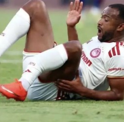 أيوب الكعبي خارج الملاعب لأشهر بعد كسر مزدوج وعملية جراحية ناجحة