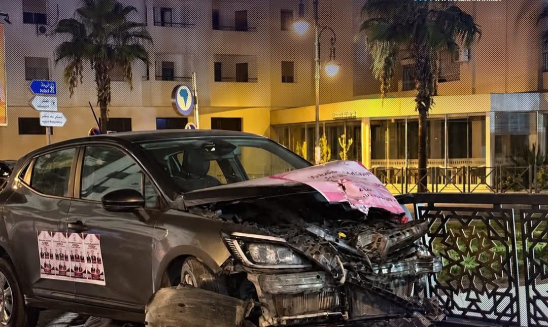حادث قوي قرب مركز الحليب بطنجة.. سيارة تابعة لحملة انتخابية تصطدم بسياج ممر تحت أرضي