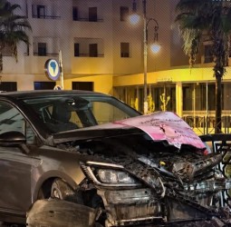 حادث قوي قرب مركز الحليب بطنجة.. سيارة تابعة لحملة انتخابية تصطدم بسياج ممر تحت أرضي