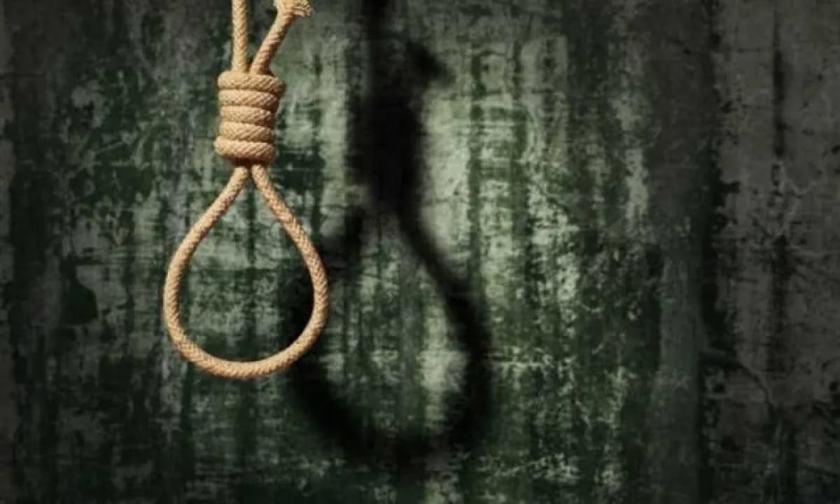 جثة معلقة بشجرة تستنفر المصالح المختصة.. وفتح بحث لكشف الملابسات