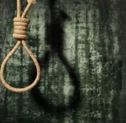 جثة معلقة بشجرة تستنفر المصالح المختصة.. وفتح بحث لكشف الملابسات