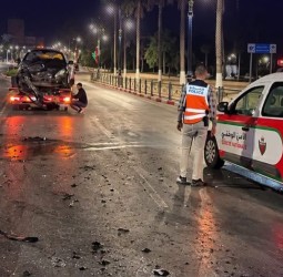 اصطدام قوي بين سيارتين بسطات يخلف إصابات وخسائر مادية
