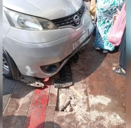حادثة سير بالقزادرية.. سيارة تصدم 3 سياح أجانب وتقتحم واجهة «بازار»