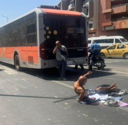مختل عقلياً يرشق حافلة بالحجارة ويصيب سيدة بباب الدكالة بمراكش