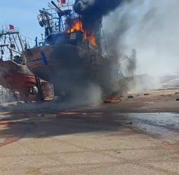 استنفار بميناء أكادير بعد اندلاع حريق داخل مركب لصيد السردين