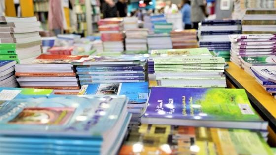 «ستصل قريباً».. وعد يتكرر وأسر تواصل البحث عن مقررات مدرسية غائبة عن المكتبات