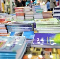 «ستصل قريباً».. وعد يتكرر وأسر تواصل البحث عن مقررات مدرسية غائبة عن المكتبات