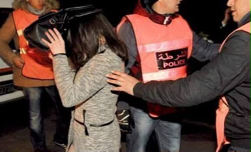 «الشعوذة» والتهديد بالسلاح الأبيض.. الأمن يوقف امرأة يُشتبه في استدراجها للنساء وسرقة حليهن