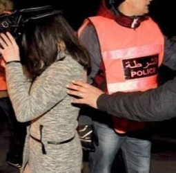«الشعوذة» والتهديد بالسلاح الأبيض.. الأمن يوقف امرأة يُشتبه في استدراجها للنساء وسرقة حليهن
