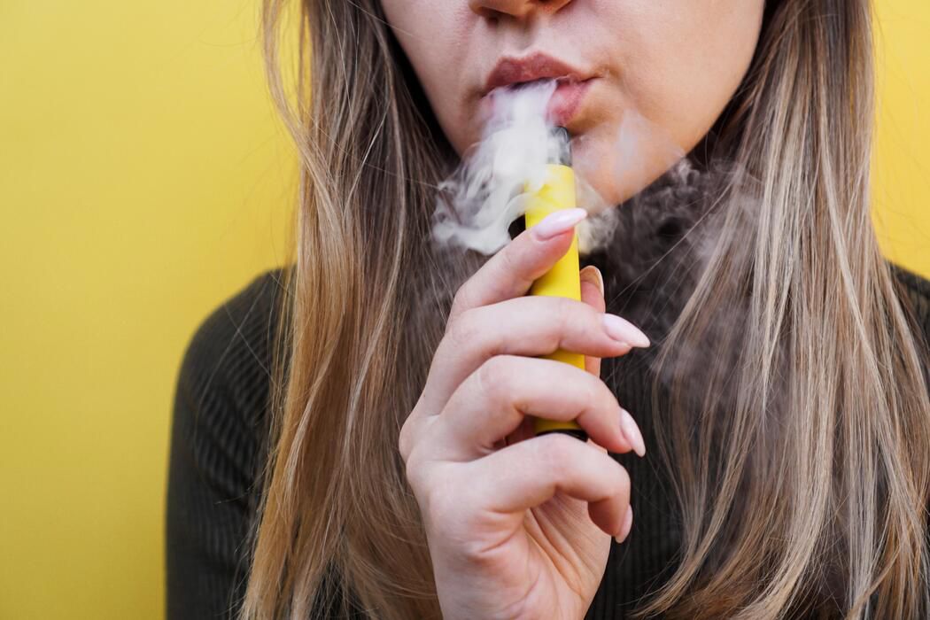 نكهات وألوان براقة تغزو أيادي اليافعين.. "Vap" سموم معلبة في قوالب العصر