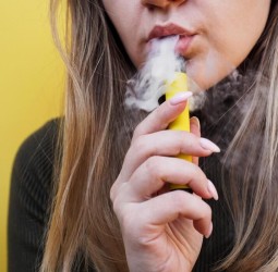 نكهات وألوان براقة تغزو أيادي اليافعين.. "Vap" سموم معلبة في قوالب العصر