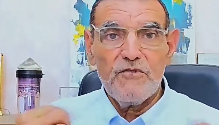 الفايد يثير الجدل من جديد.. «هاتوا نصاً قرآنياً يحرم صلاة المرأة إلى جانب الرجل»