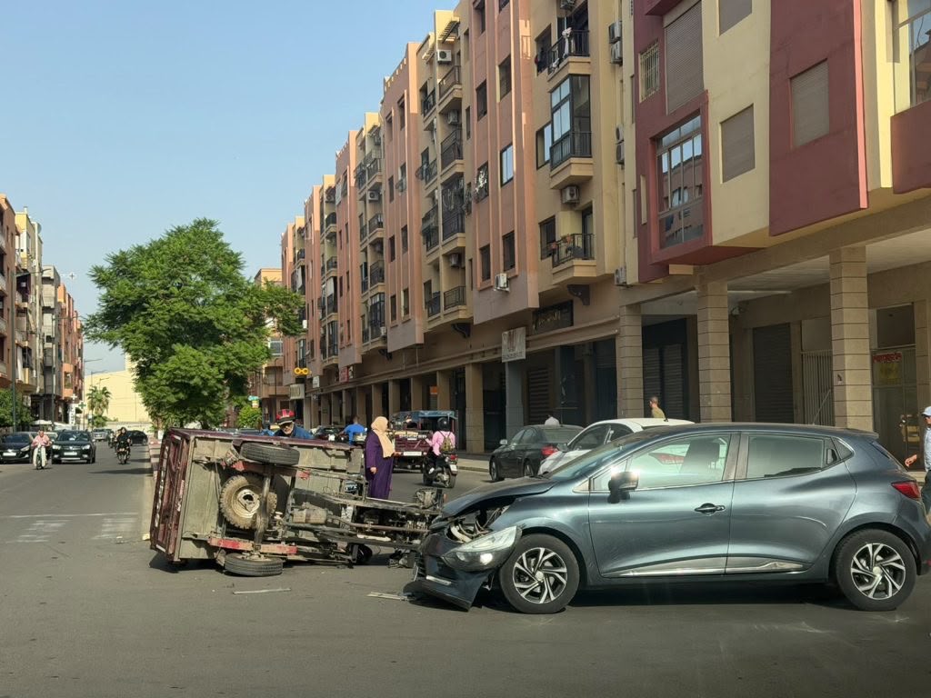 حادثة سير خطيرة بمراكش: إصابة بليغة لسائق «تريبورطور» إثر اصطدام مع سيارة   بالازدهار